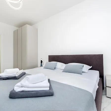 Violeta & Katharina Villa *