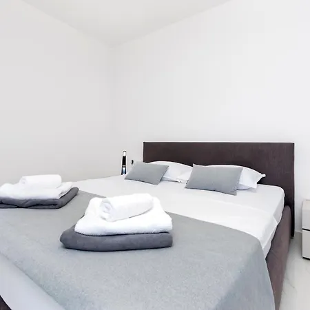 Violeta & Katharina Villa *