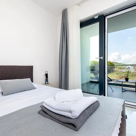 Violeta & Katharina Villa *